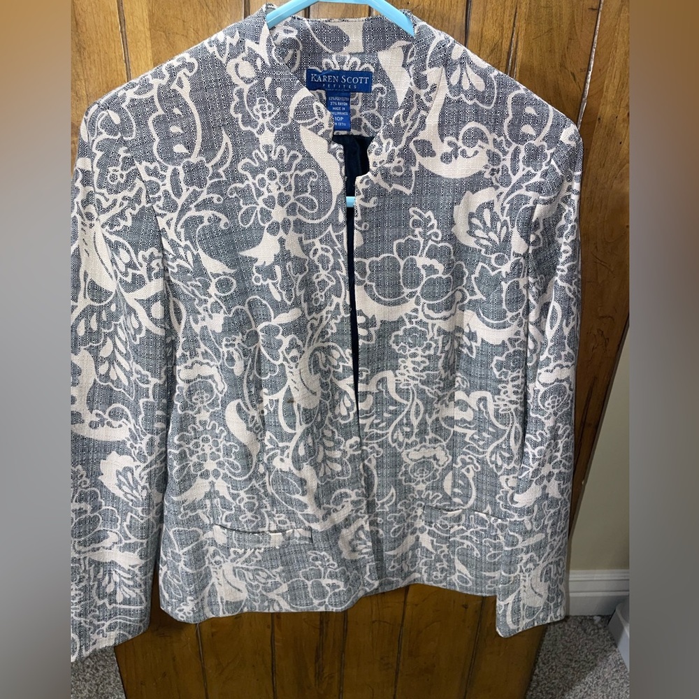 Karen Scott size 10p blazer for women condition is amazing